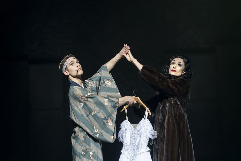 Červené střevíčky (Jackson Fisch, Michela Meazza). Foto: Johan Persson.